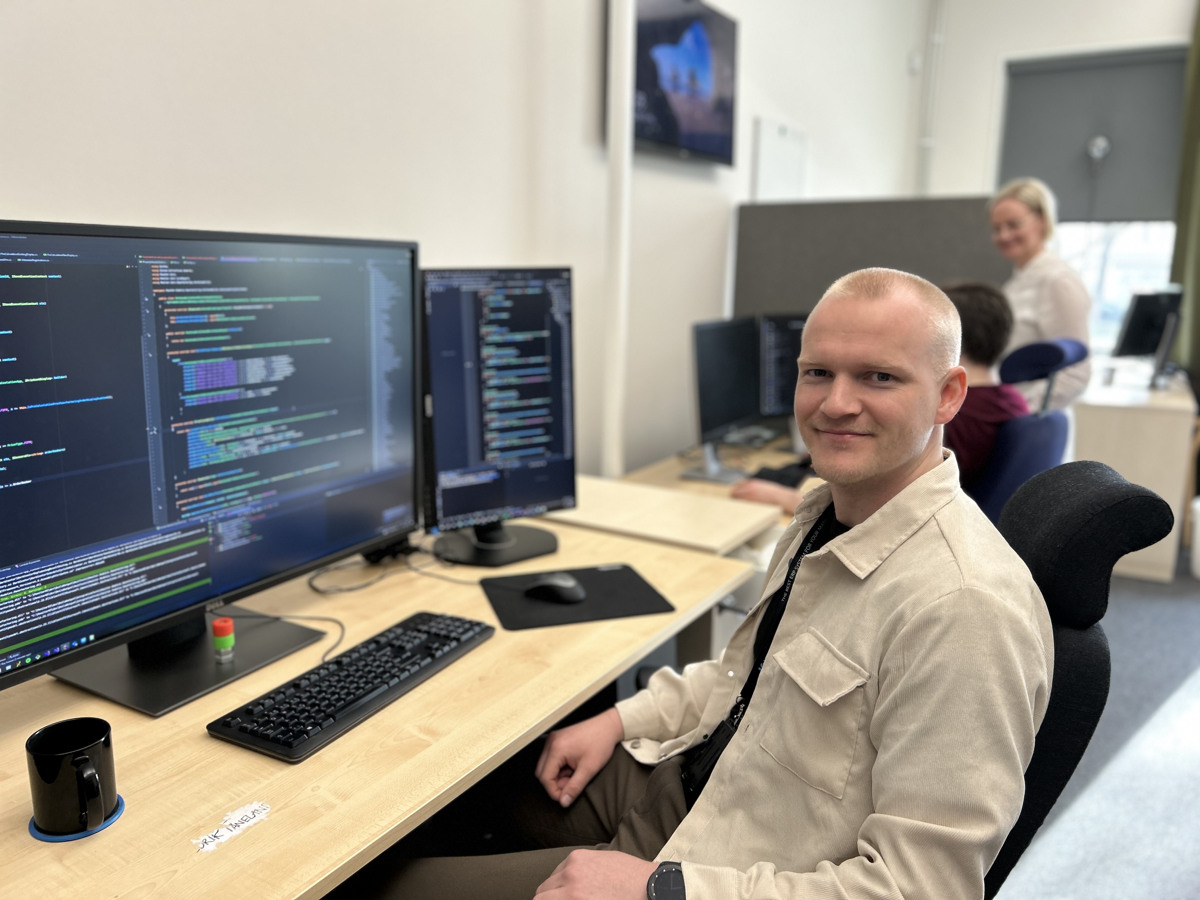 Fredrik Tåneland is sitting in front of a computer